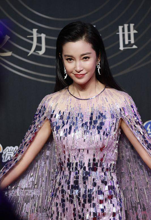 黑色|李冰冰太懂搭配,穿紫色的裙子看着很年轻,不输穿黑裙的赵丽颖
