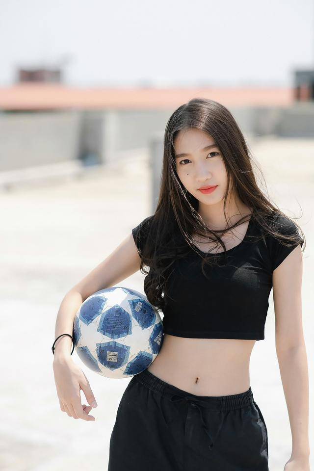 足球|清纯校花天台摄影，小蛮腰居然比足球还细，身材精致