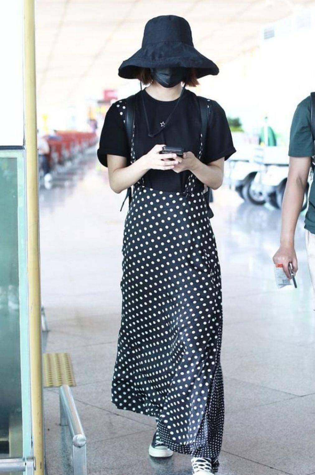 背带|王珞丹真嫩!身穿波点背带裤俏皮与可爱,37岁还充满少女感