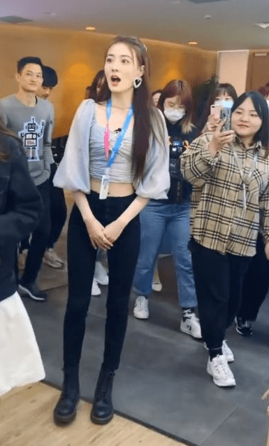 整体|徐璐真是”撕漫身材“，泡泡上衣搭配铅笔裤，蛮腰细腿根本不用P