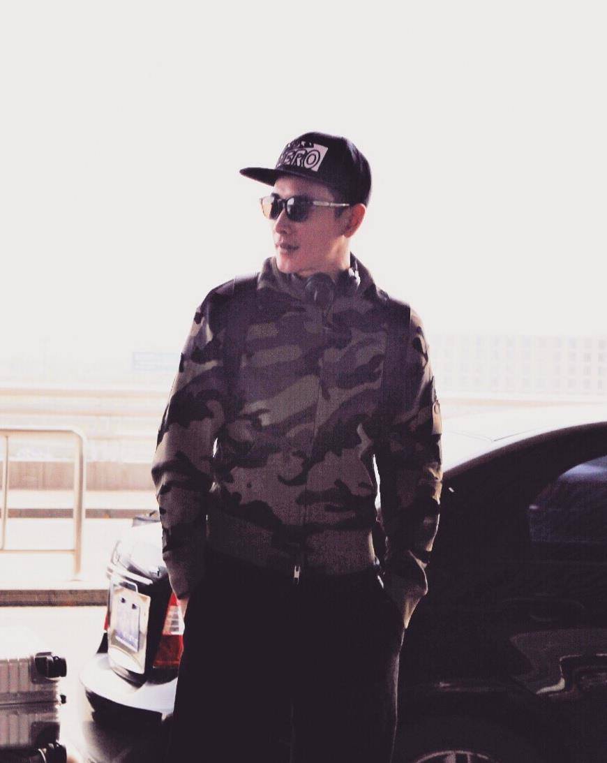 显得|罗晋低调演戏做人,休闲穿搭显魅力,瞬间提升时尚感