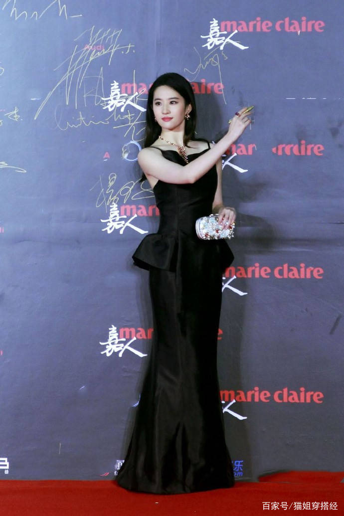 整体|“青年发福”的刘亦菲也惊艳，穿小黑裙曲线更明显，包上都镶着钻