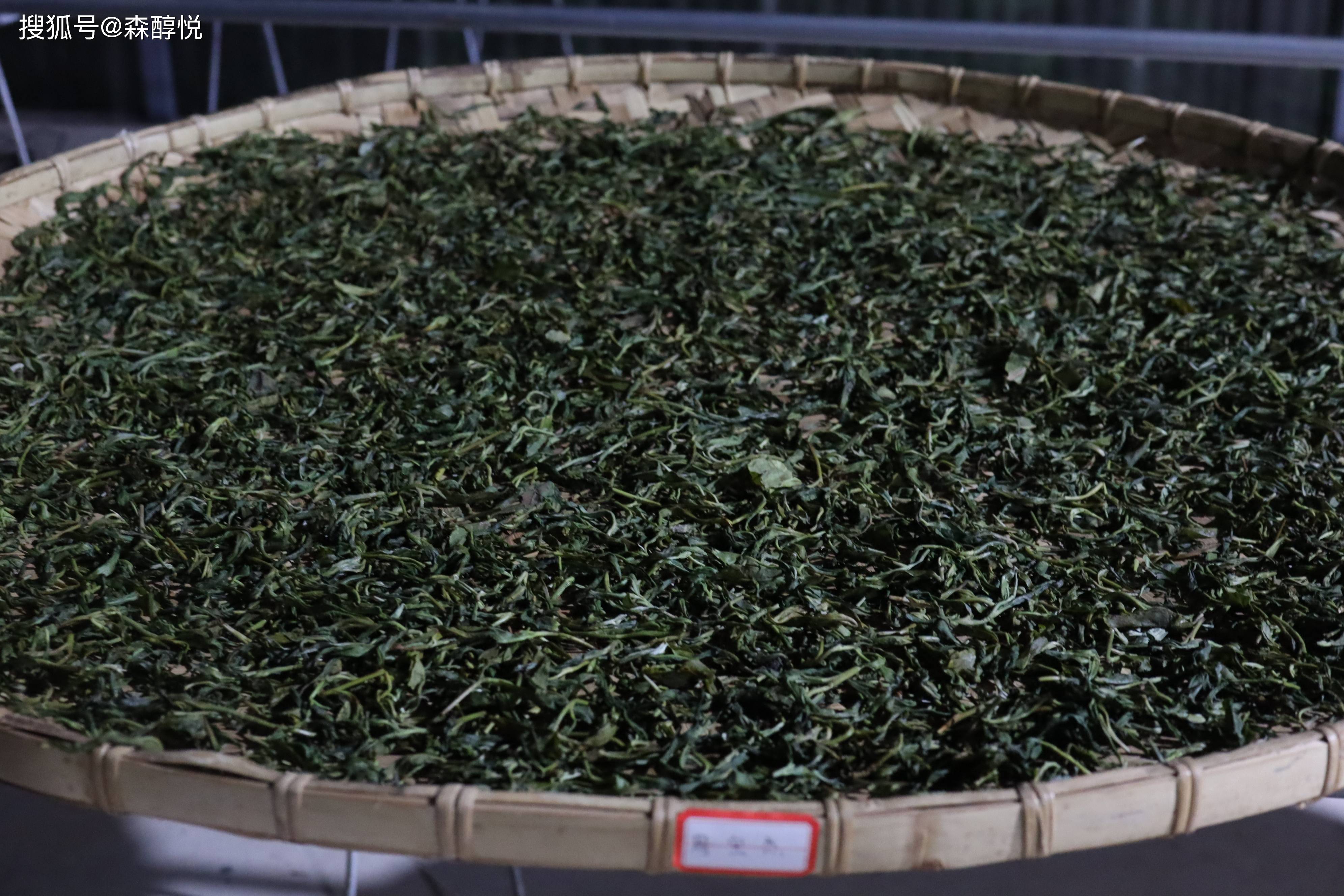 干燥的作用:蒸发水分,防止茶叶霉变,便于仓储.