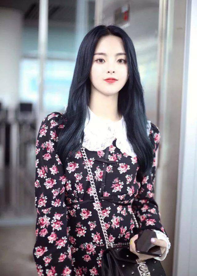 显得|杨超越撞衫就没输过！从宽大西装到少女碎花，怎样穿都引人注目