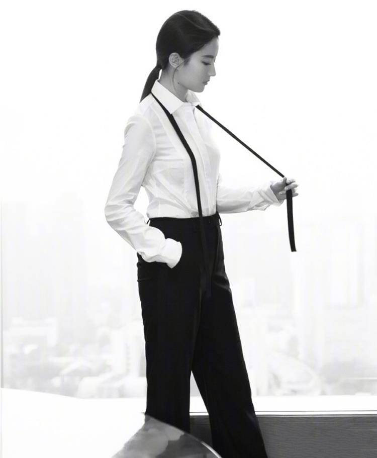 魅力|刘亦菲再现“西装杀”！一袭黑色西服撑伞漫步海边，网友：超美