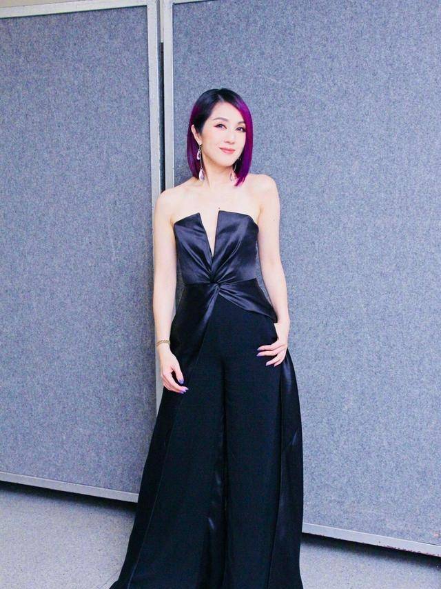 黑色|46岁杨千嬅美出天际，穿黑色长裙大秀曲线，身材让你羡慕