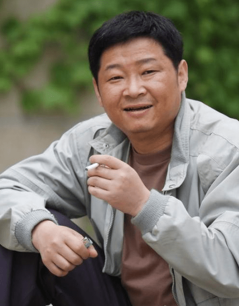 三德子从艺26年也没走红,今娶小16岁的娇妻,靠养鸡逆袭身家上亿