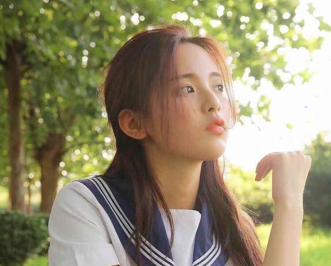 超越|杨超越机场私服，初秋西装外套这么穿，少女感溢出屏幕！