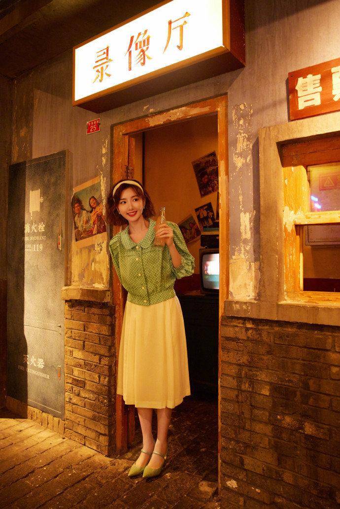 设计|毛晓彤80年代打扮好惊艳，穿花衬衫扮摩登女郎，戏里戏外都洋气