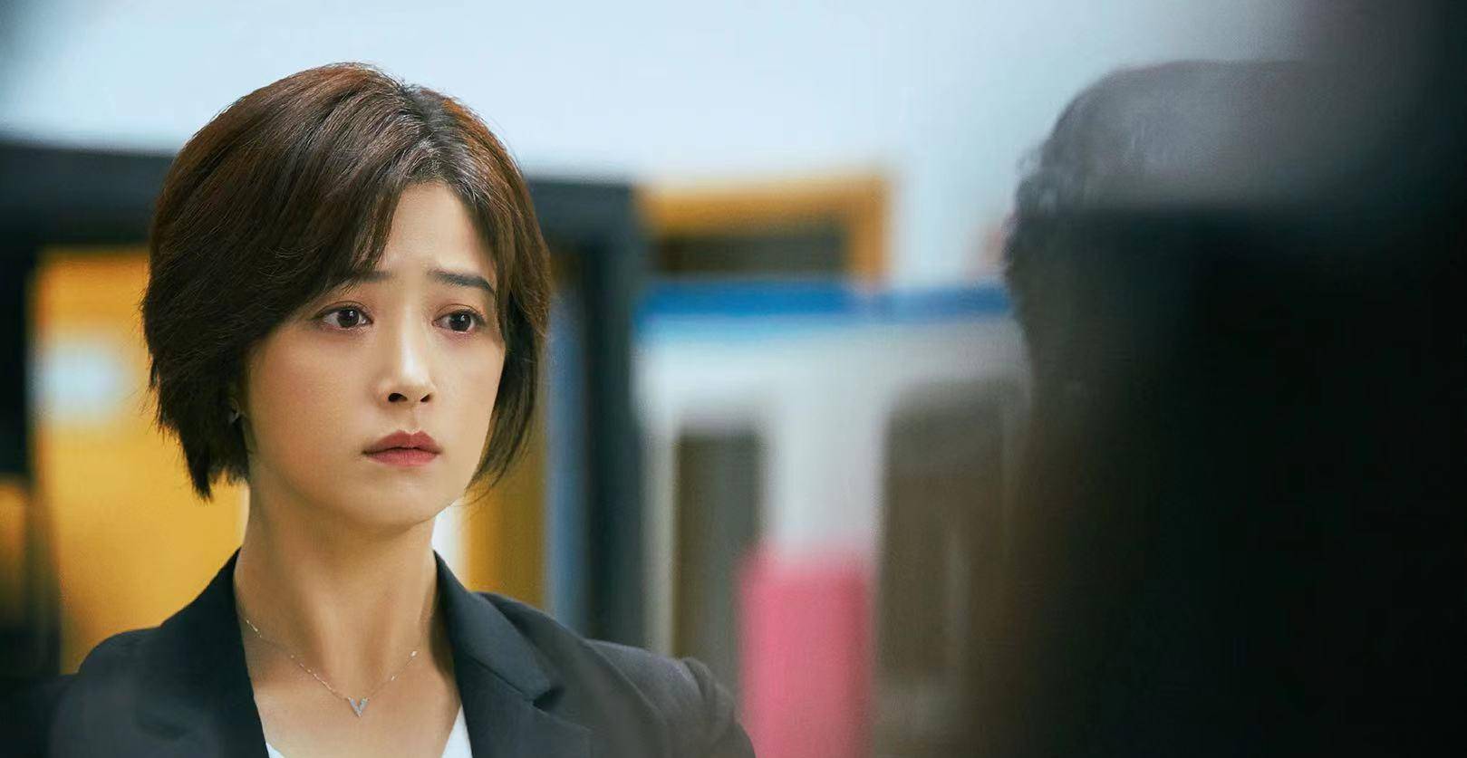 脖颈|《小舍得》蒋欣的3个穿衣雷区，骨架大的女生千万别踩，真的显胖