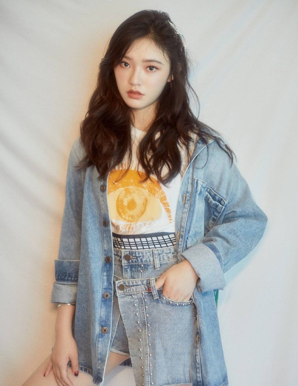 黑色|24岁林允拍摄七夕大片，白色T恤配高马尾笑起来好甜，太有魅力了