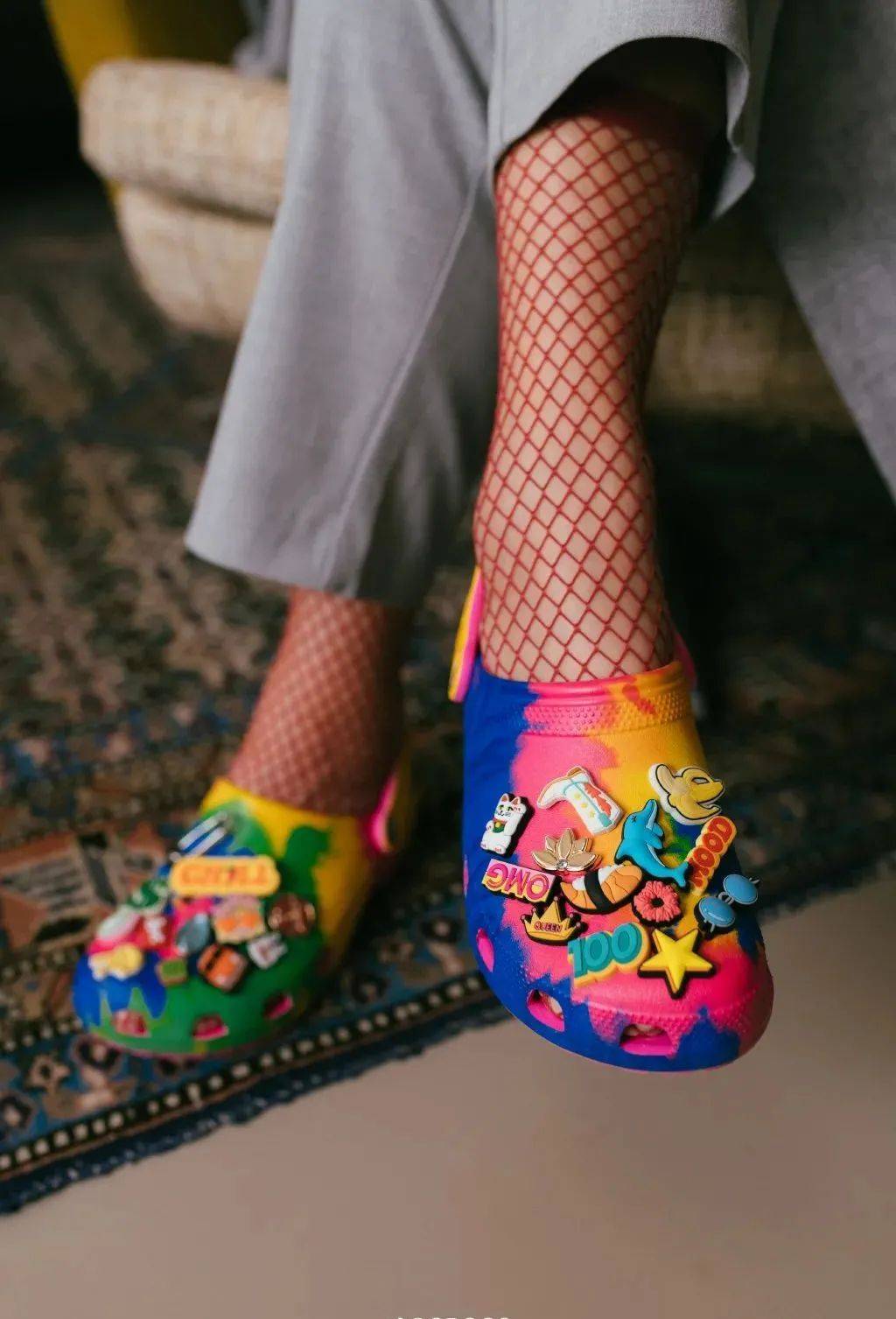 运动鞋|今夏不要总穿运动鞋了,2021流行这几款凉鞋,上脚显瘦显直又显腿长!