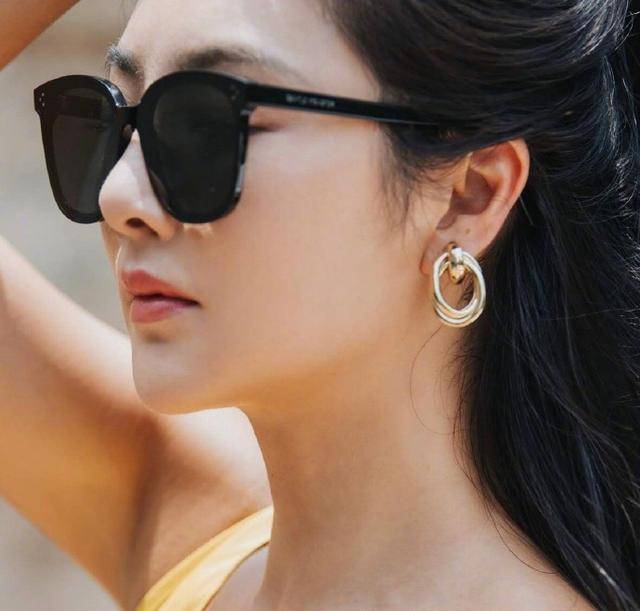 一身|曹格娇妻吴速玲,黄色连衣裙搭配黑长直造型,41岁身材依旧火辣