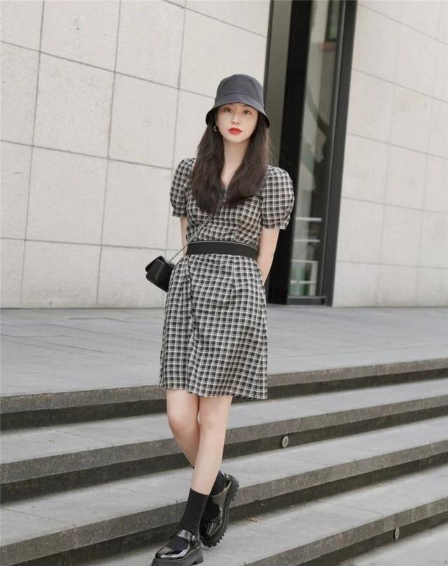 帆布鞋|小白鞋、帆布鞋该让位了,今年更流行“布洛克鞋”,怎么搭都好看