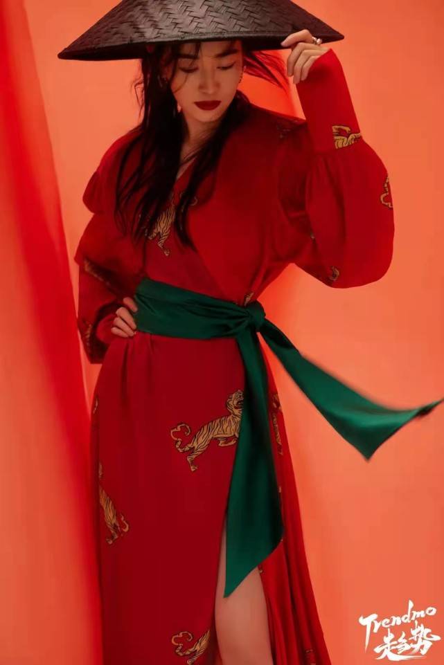 金色|奥运冠军孙一文明星脸火出圈！新大片穿黑金斗篷变侠女，身材绝了