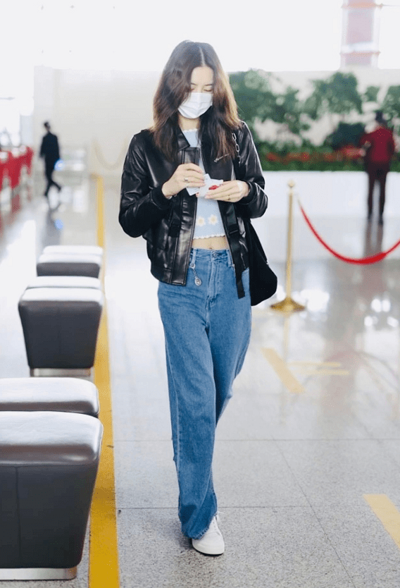 小白|刘雯高调走机场,脚踩香奈儿小白鞋,价值6千多比身上衣服贵一倍
