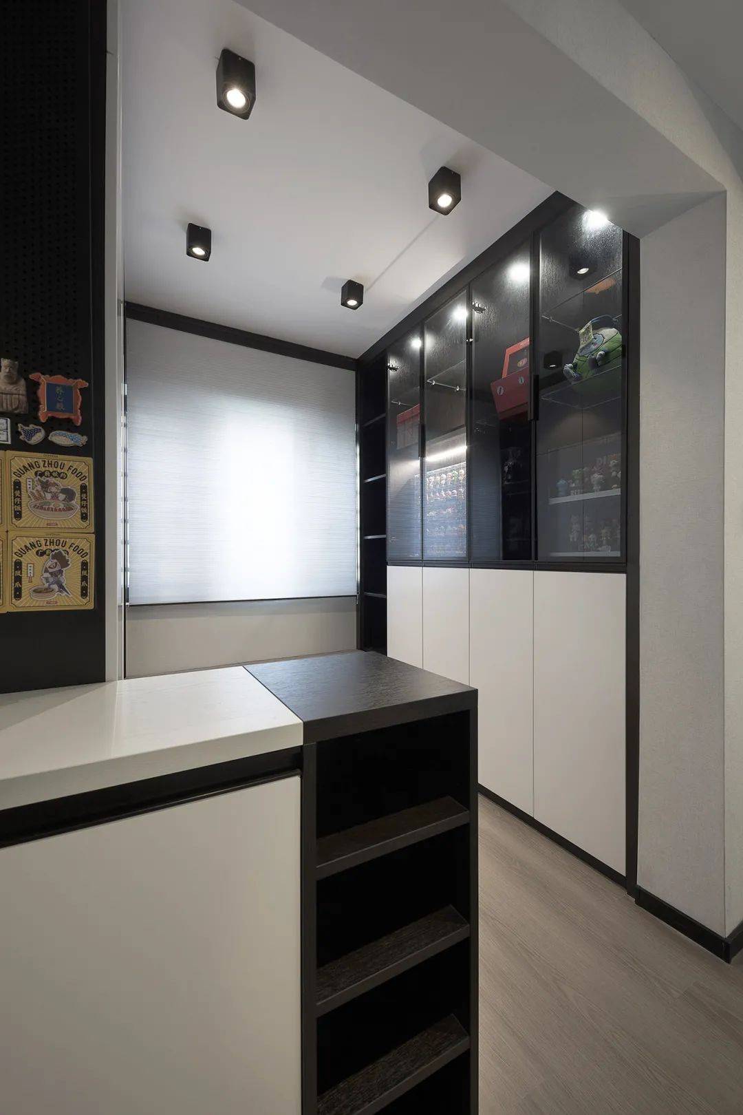 入户鞋柜带玻璃展示柜 19dd79f746f542e9893206a9661c02e4.jpeg