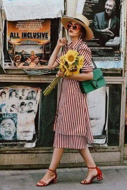 仙女|别总穿运动鞋啦！现在流行“连衣裙＋凉鞋”，好看显瘦又时髦！