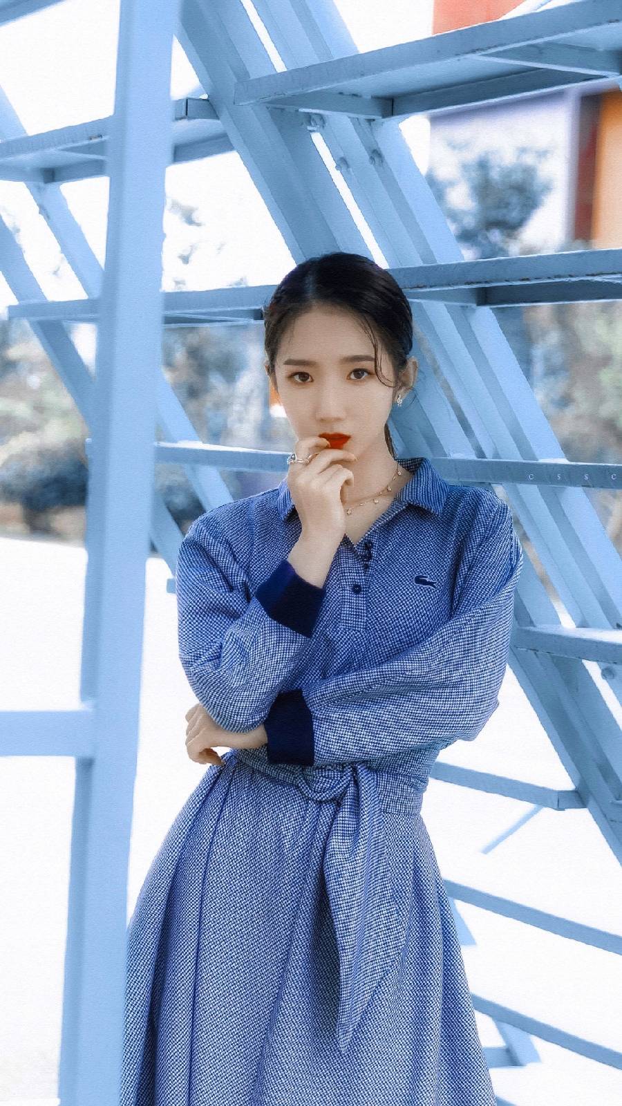 孟美岐|22岁孟美岐造型翻车,红色长裙配黄金首饰,丝毫不见青春活力