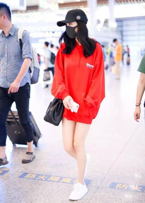 荧光|杨幂穿卫衣配短裤亮相，34岁仍然少女感十足，完全看不出生过孩子