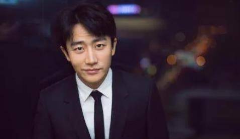 演技|36岁黄轩才是“资源咖”，一个国庆档两部影片，他凭什么？