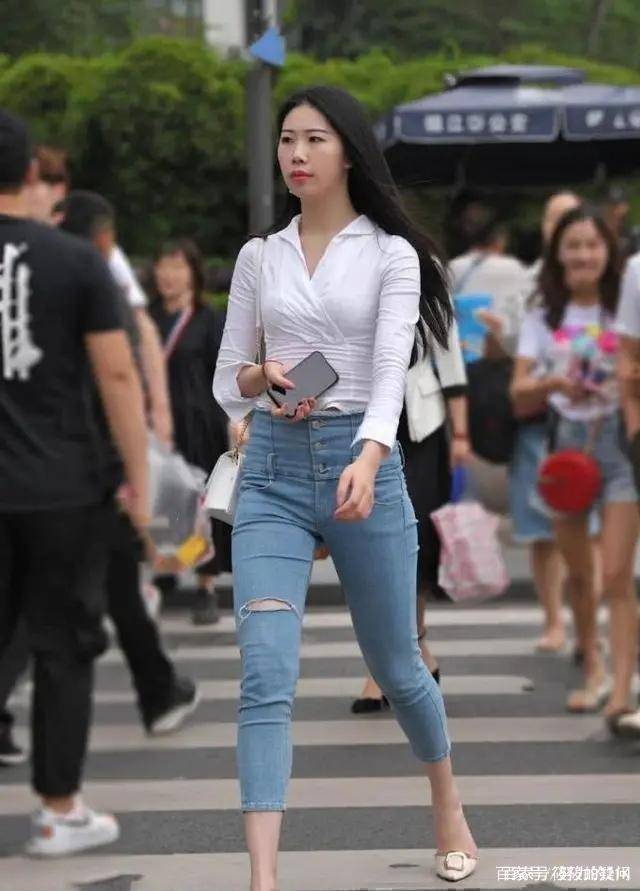 毛衣|风格独特的打底裤展现别样的青春活力，展示时尚风情，彰显魅力