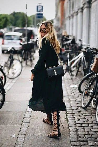 穆勒|别总穿高跟鞋啦！连衣裙＋平底鞋＝春季最简约大气的混搭cp！