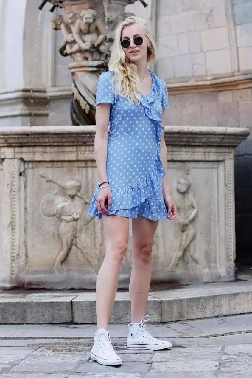 小白|今夏“裙子+运动鞋”这样穿,就是美得不一样!