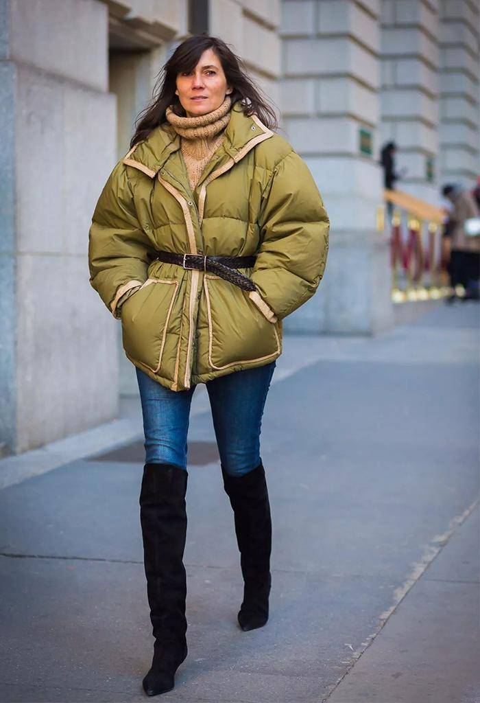 饱和度|40＋的女人挑羽绒服，最好避开这4种“装嫩色”，显胖掉价又土气