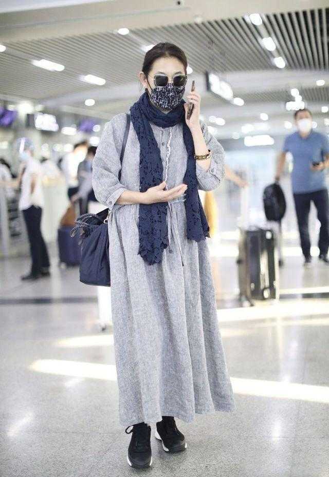 运动鞋|倪萍越老越“时髦”，穿灰色连衣裙配运动鞋，不像是62岁奶奶