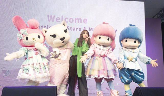 大气|陈嘉桦越来越有女人味，绿色衬衫配阔腿裤随性干练，长卷发太温柔