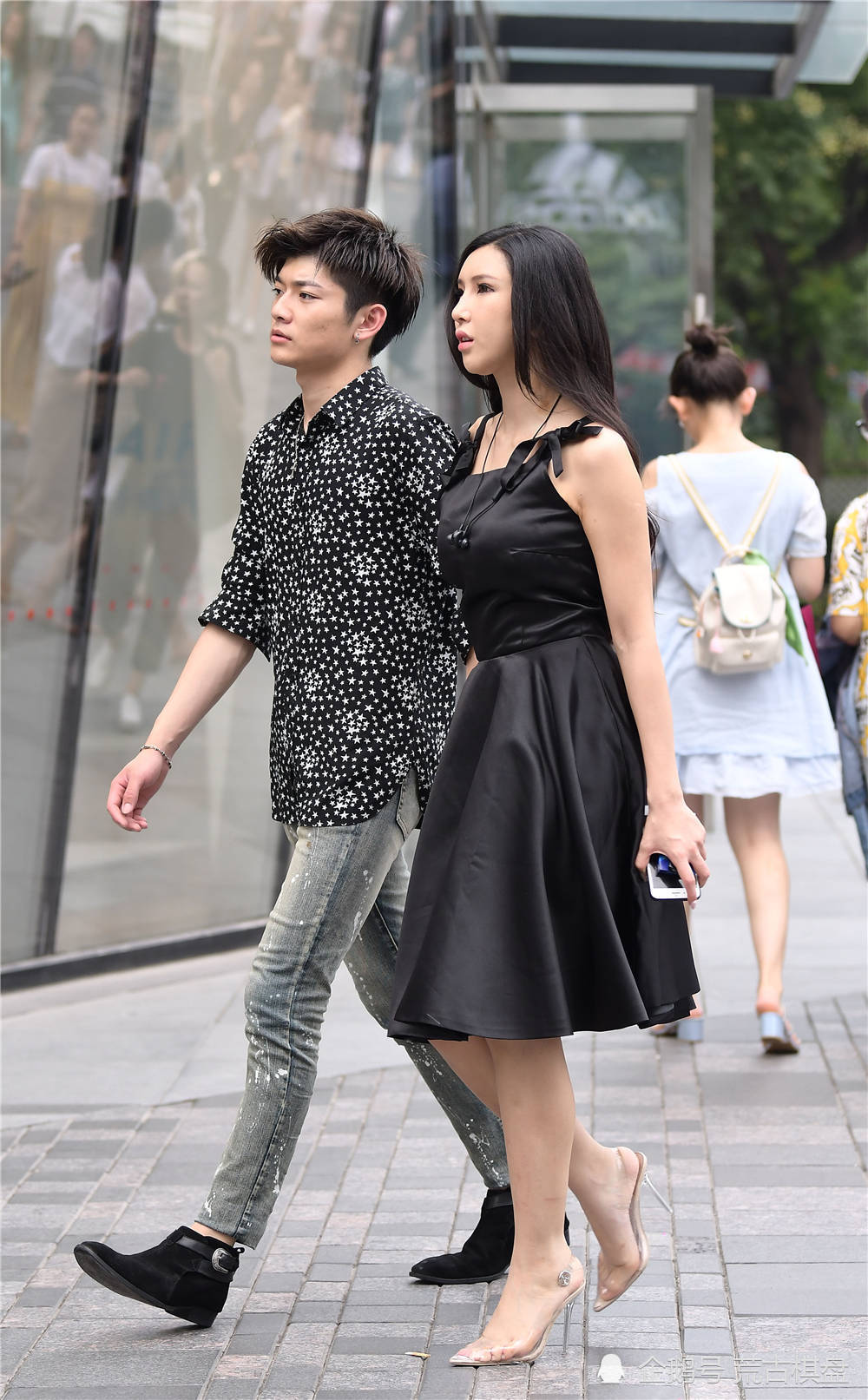 街区|10厘米透明高跟鞋凉鞋，在时尚街区也没见过机会，很特别的款式