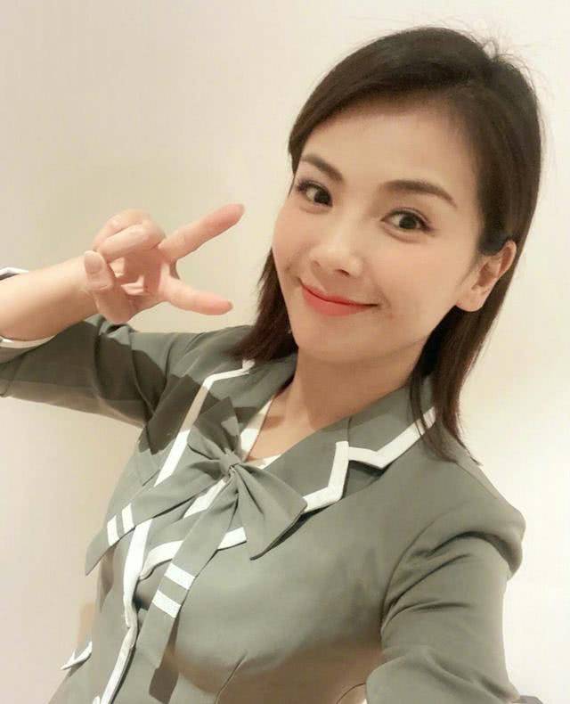 西装|41岁的刘涛还在装嫩，女团制服配短发时尚减龄，温柔魅力尽显！