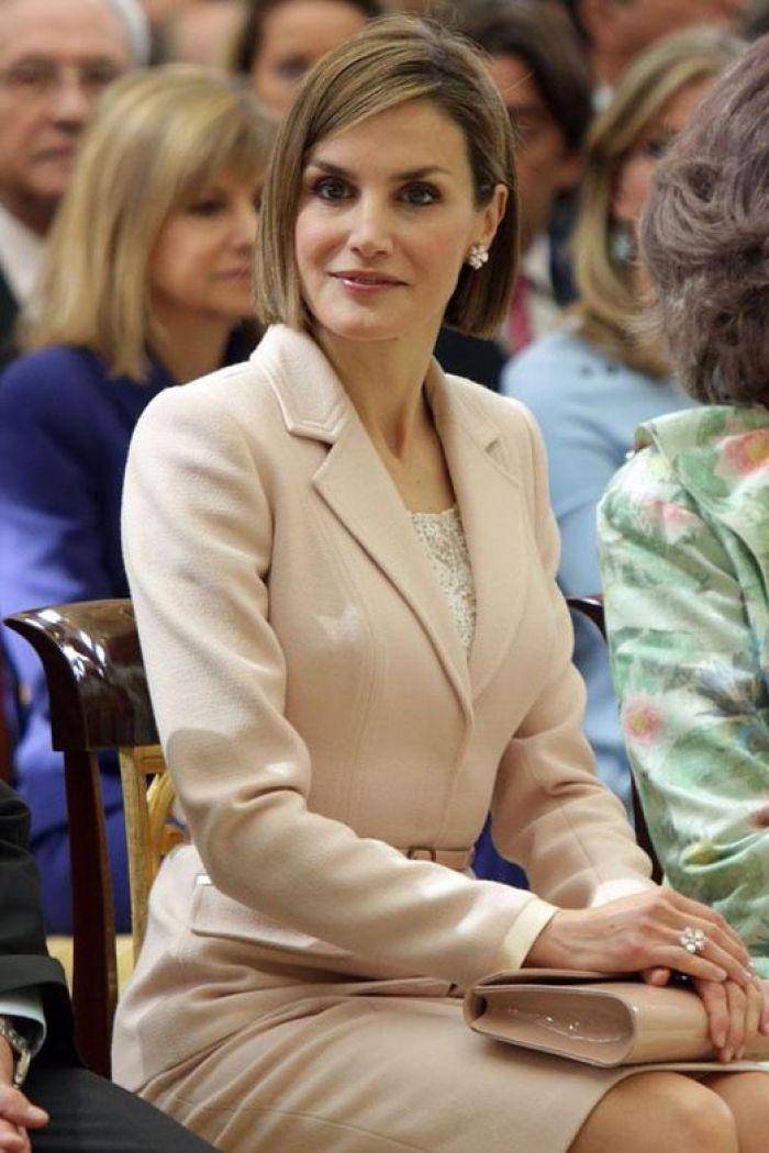 显得|学西班牙王后穿裙子,豹纹长裙配“大红色”高跟鞋,优雅又亮眼