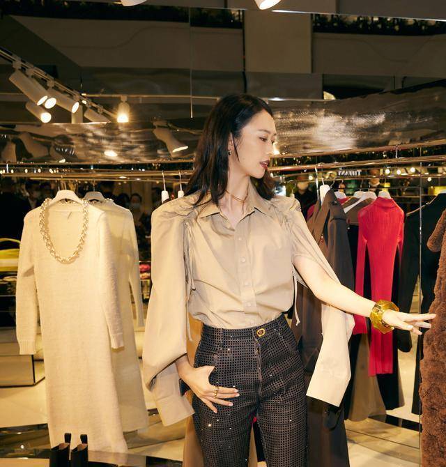 真丝|?童瑶现在真是既帅气又温柔，穿卡其色衬衫配亮片西装裤，看着好酷