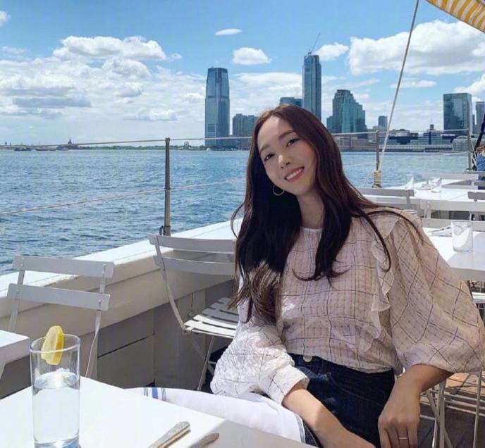 郑秀妍|31岁郑秀妍越来越迷人，穿条纹吊带上衣秀直角肩，高级又减龄