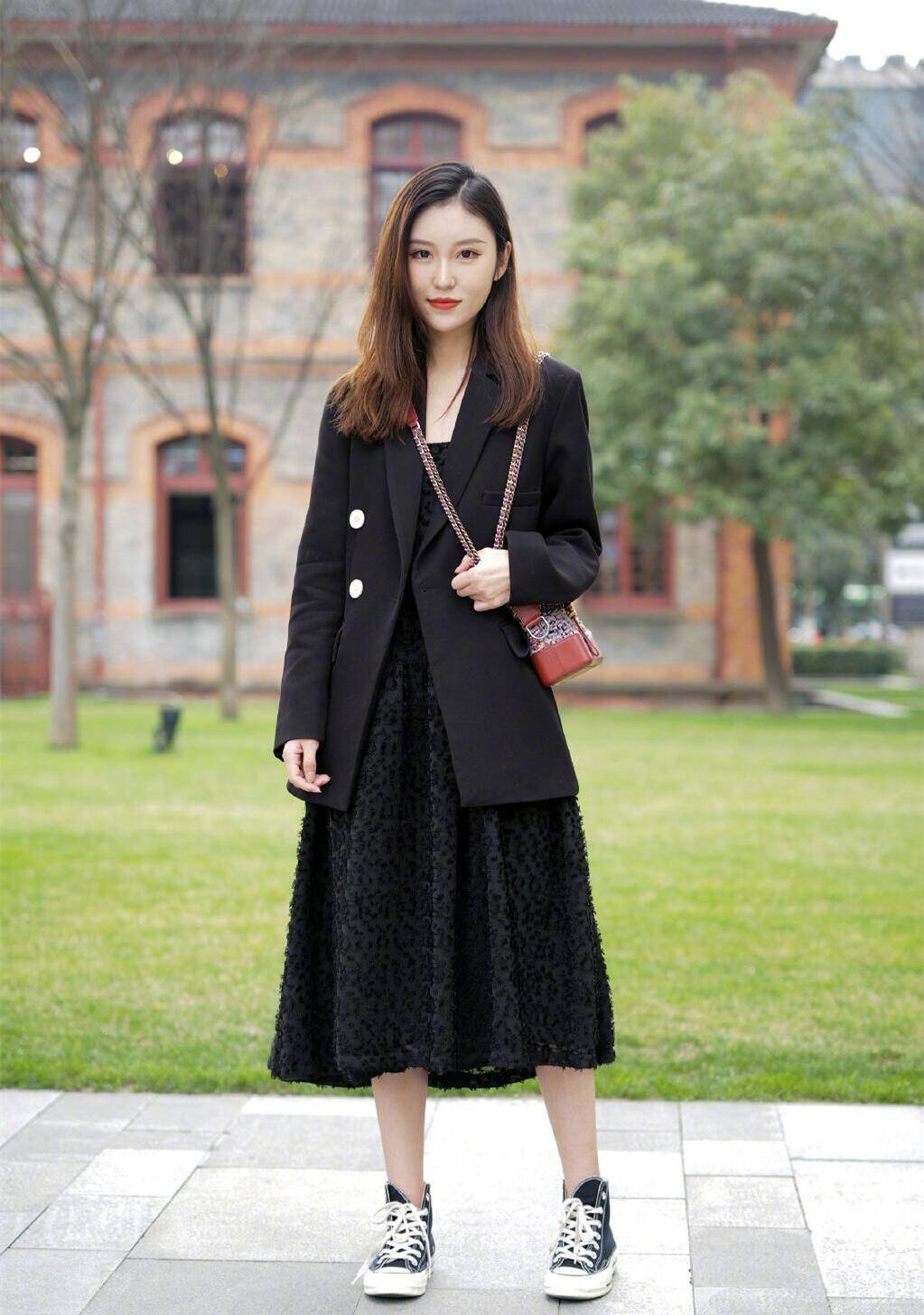 小个子|“帆布鞋＋裙子”，今夏这样穿，减龄时髦又好看，小个子也能穿