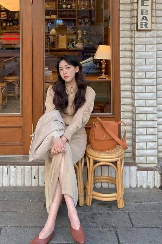 穆勒|别总穿高跟鞋啦！连衣裙＋平底鞋＝春季最简约大气的混搭cp！