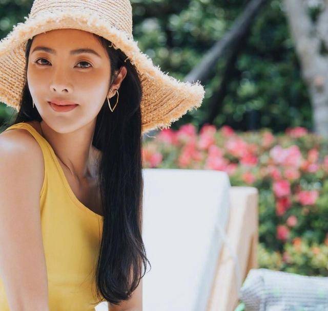 一身|曹格娇妻吴速玲,黄色连衣裙搭配黑长直造型,41岁身材依旧火辣