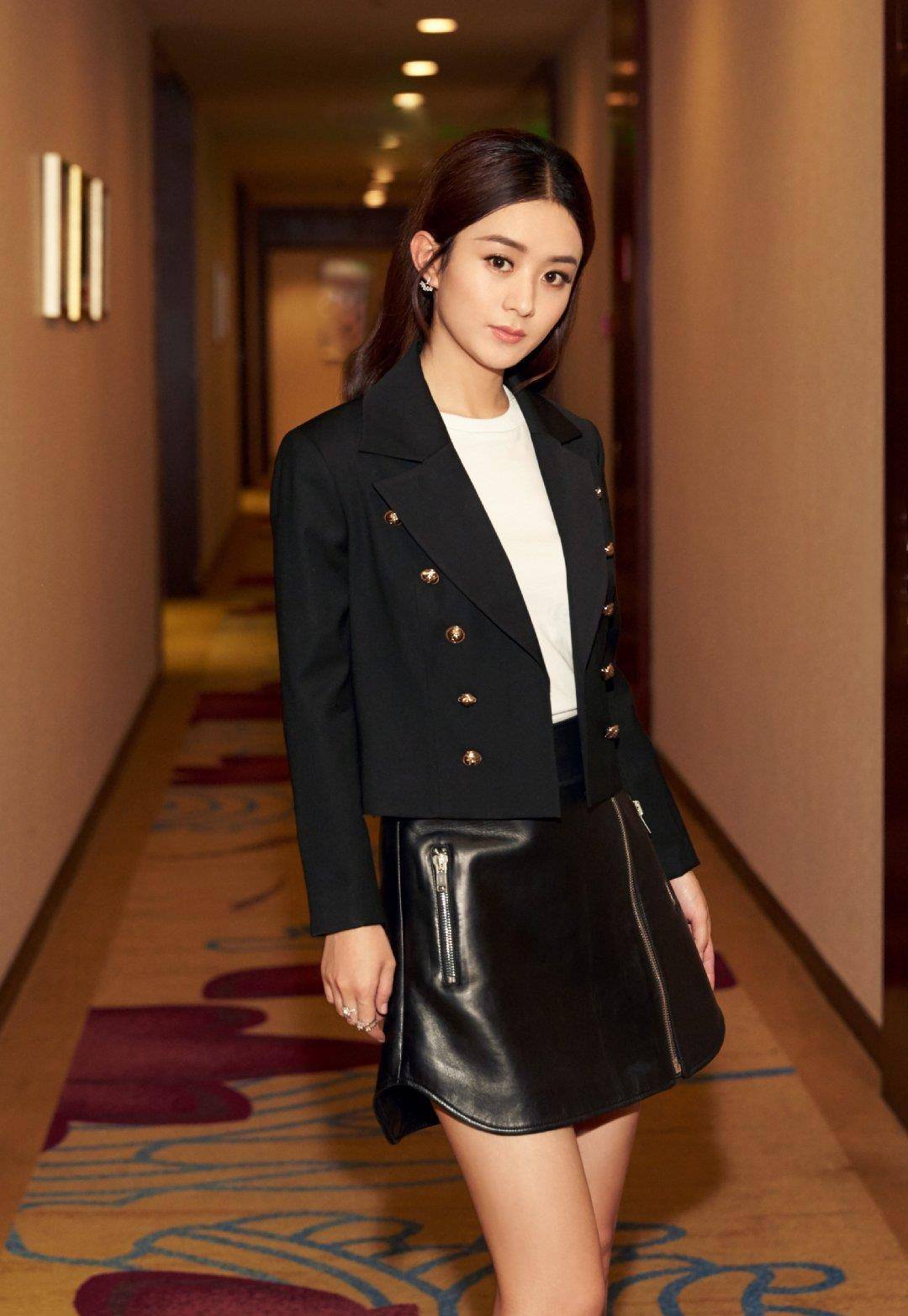 黑色|赵丽颖再现西装杀，精致干练造型气场超强，网友：女神太迷人