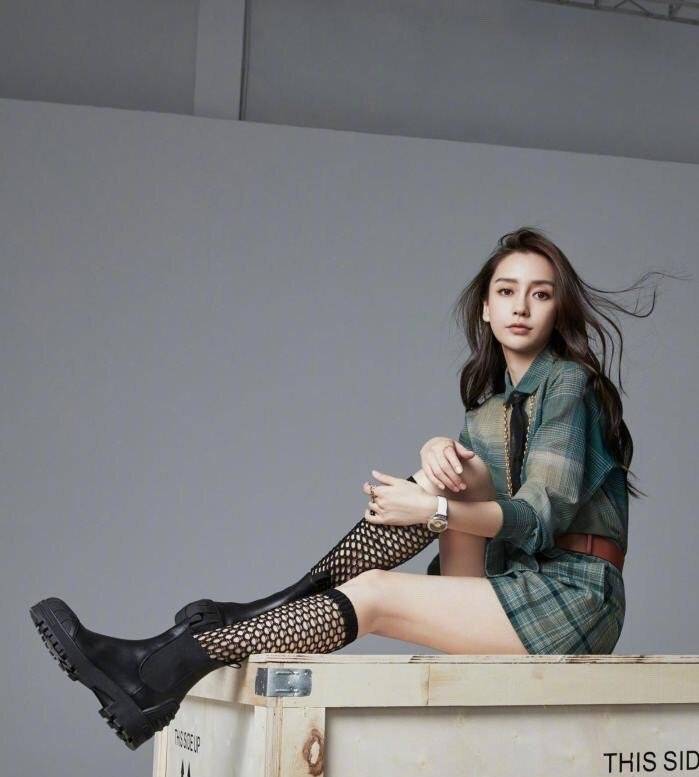 杨颖|31岁杨颖状态真好，穿白色印花T恤现身，这凹凸绝了