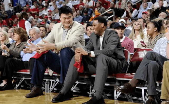 黑色|姚明现身北大心情好！穿安踏力挺国货气场强，“巨人”身高太吸睛