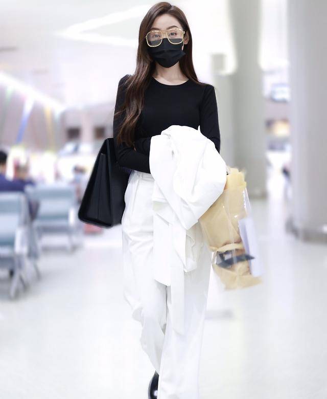 身材|?张天爱的身材真“保鲜”，甜酷风造型好强势，长腿吸睛