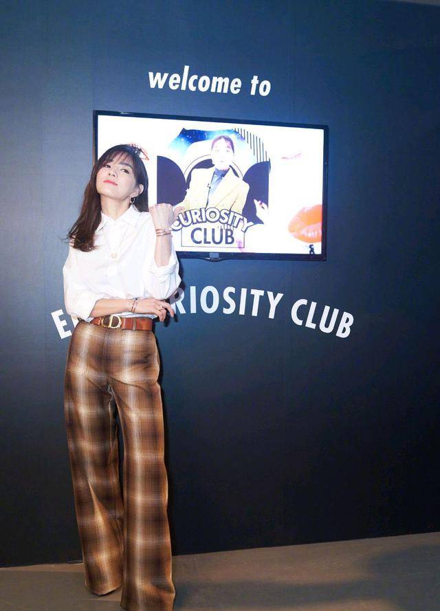 大气|陈嘉桦越来越有女人味，绿色衬衫配阔腿裤随性干练，长卷发太温柔