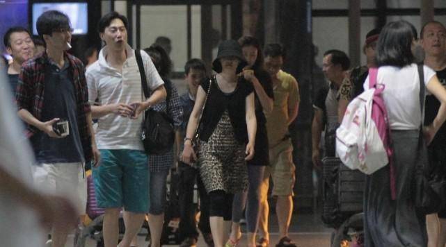女生|徐帆私下挺随意的，穿豹纹裙配小开衫，中年感挺浓，可身材还不错