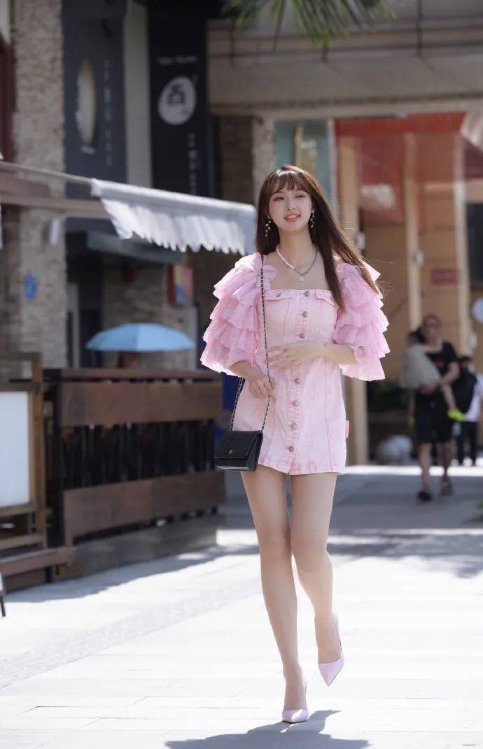 高跟鞋|怎么穿出十足的少女感？一字领连衣裙加高跟鞋，优雅又甜美