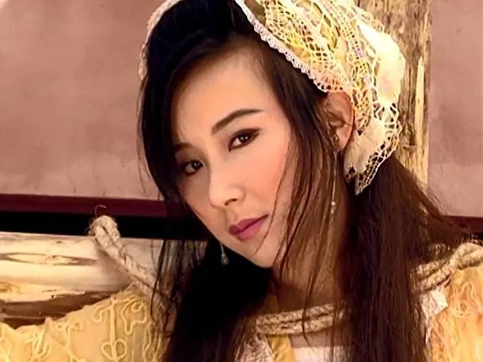 林诗音是李寻欢的表妹,从一出场,她就父母双亡,住在表哥的家中,最大的