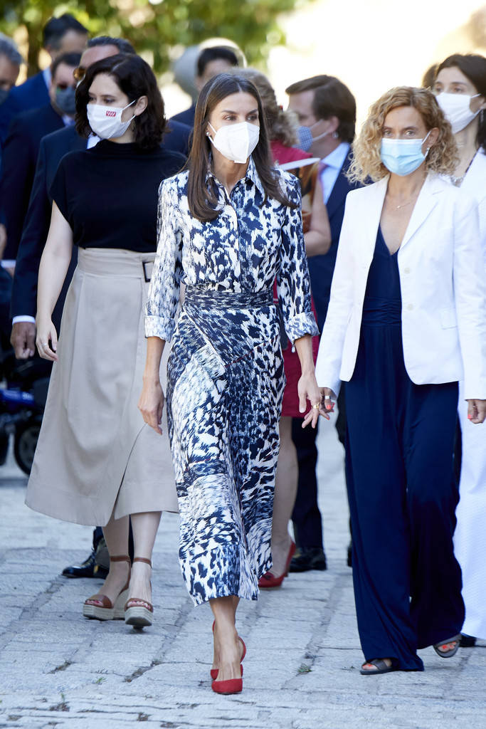 显得|学西班牙王后穿裙子,豹纹长裙配“大红色”高跟鞋,优雅又亮眼