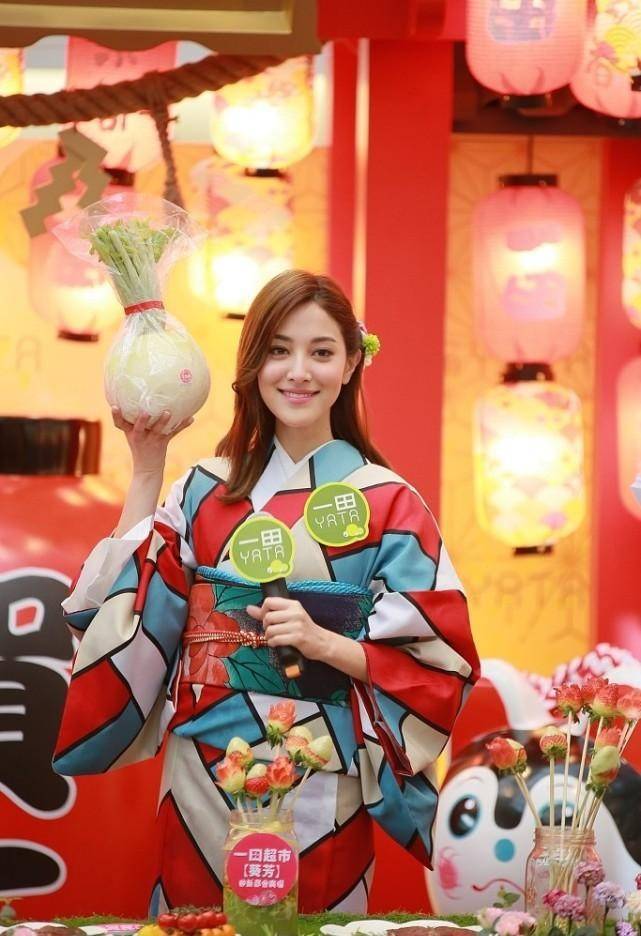 郑嘉颖|郑嘉颖的小娇妻穿日本和服，色彩艳丽太惹眼，这时尚让人难理解