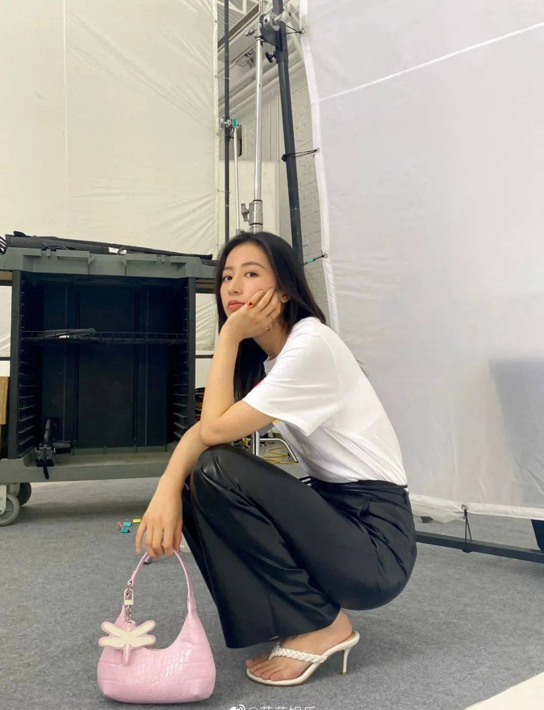 运动鞋|今夏不要总穿运动鞋了,2021流行这几款凉鞋,上脚显瘦显直又显腿长!